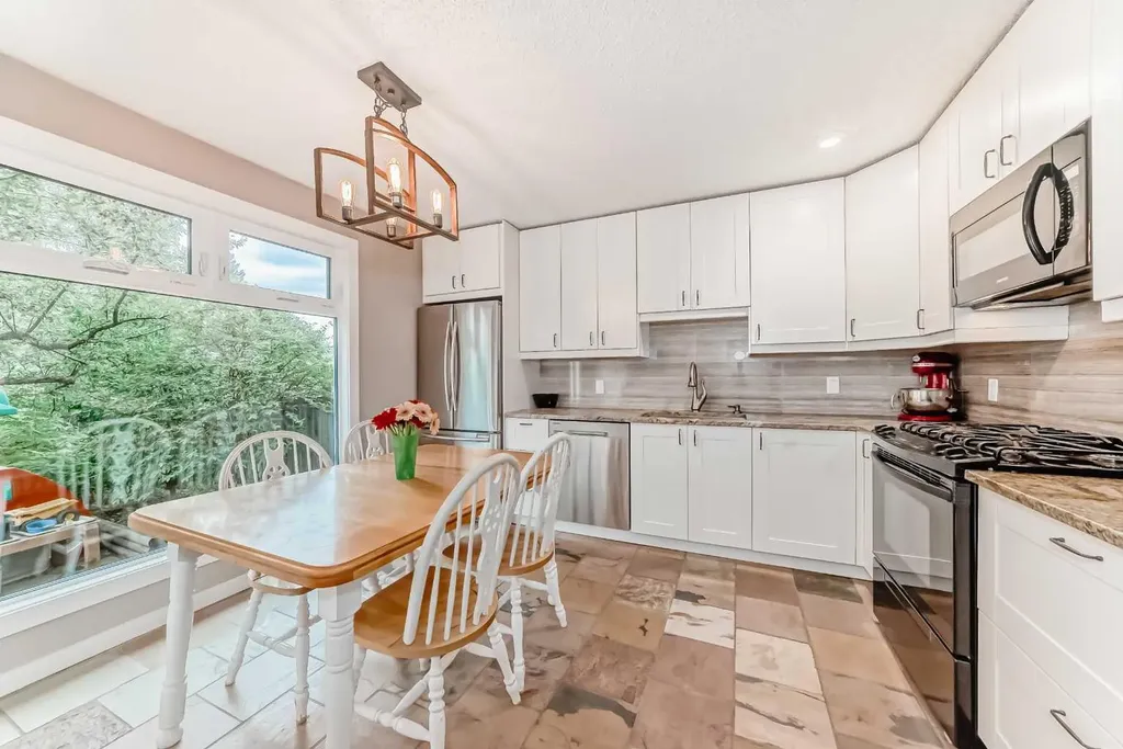 6739 Coach Hill Road SW Calgary AB T3H 1V7