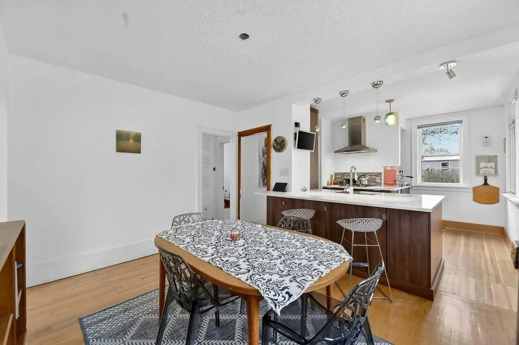 924 7a Street NW Calgary AB T2M 3H2