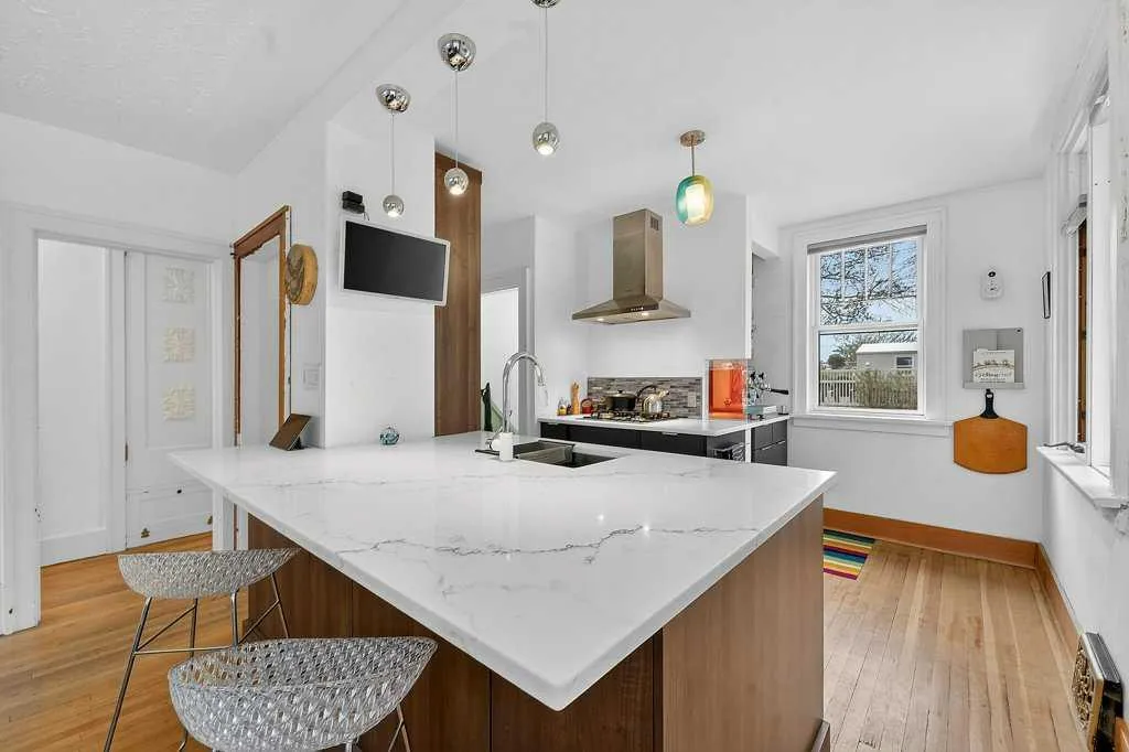 924 7a Street NW Calgary AB T2M 3H2