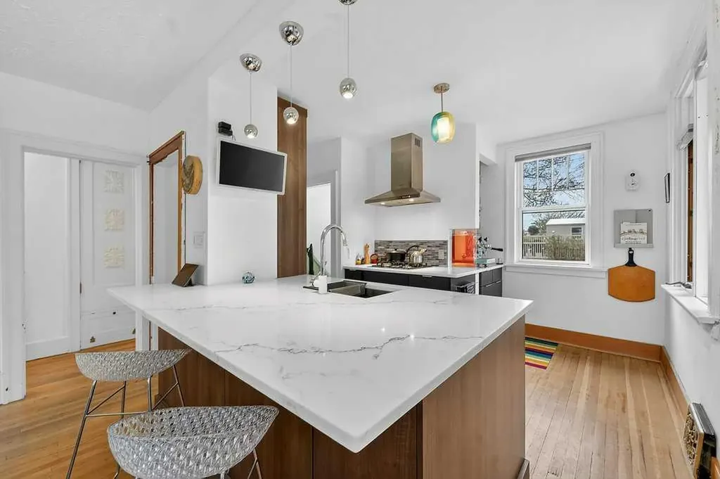 924 7a Street NW Calgary AB T2M 3H2