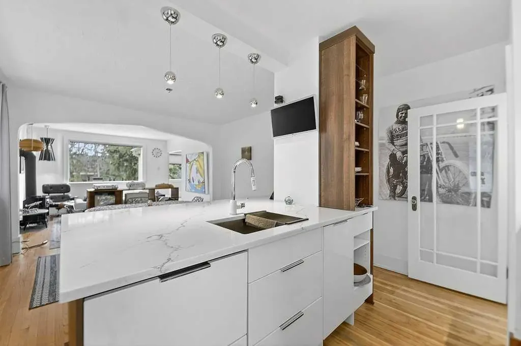 924 7a Street NW Calgary AB T2M 3H2