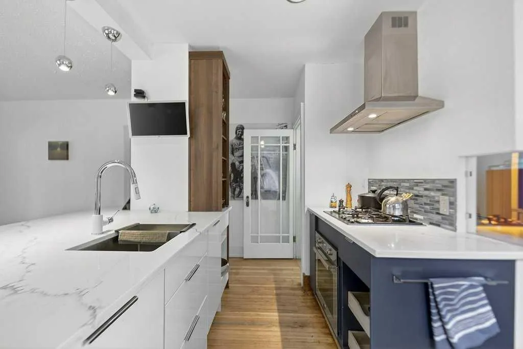 924 7a Street NW Calgary AB T2M 3H2