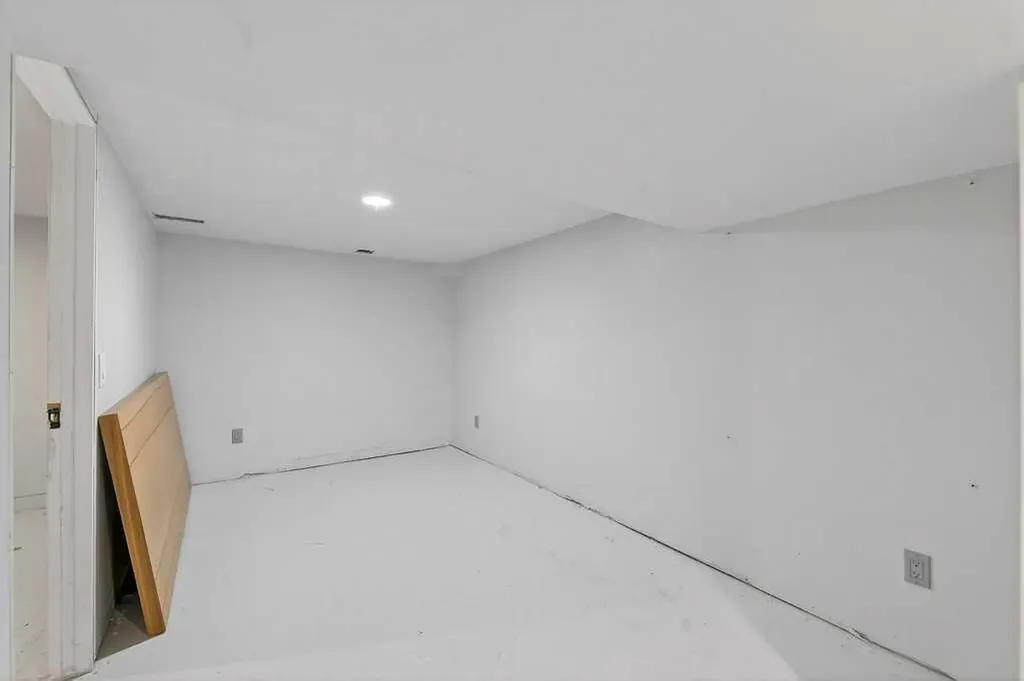 924 7a Street NW Calgary AB T2M 3H2