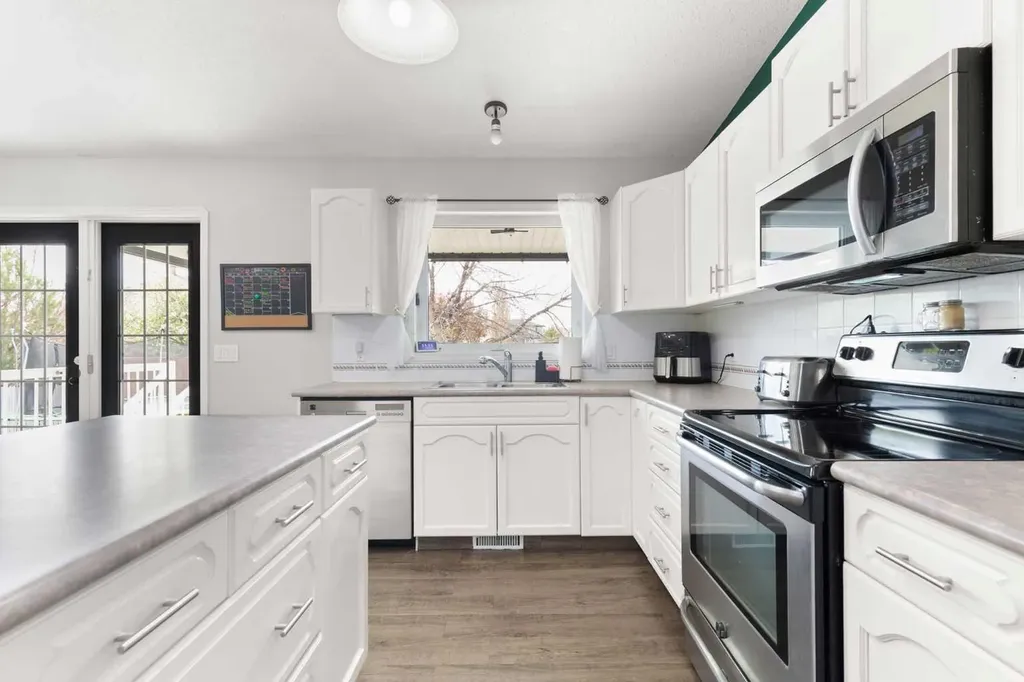 453 Stark Way SE Medicine Hat AB T1B4N1