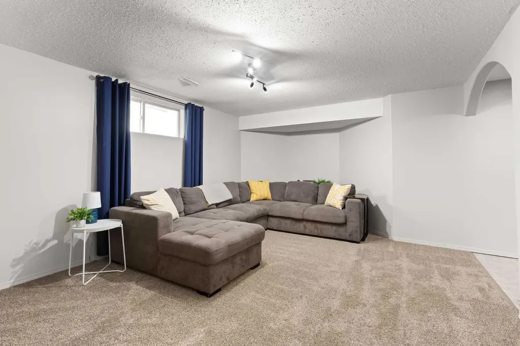 453 Stark Way SE Medicine Hat AB T1B4N1