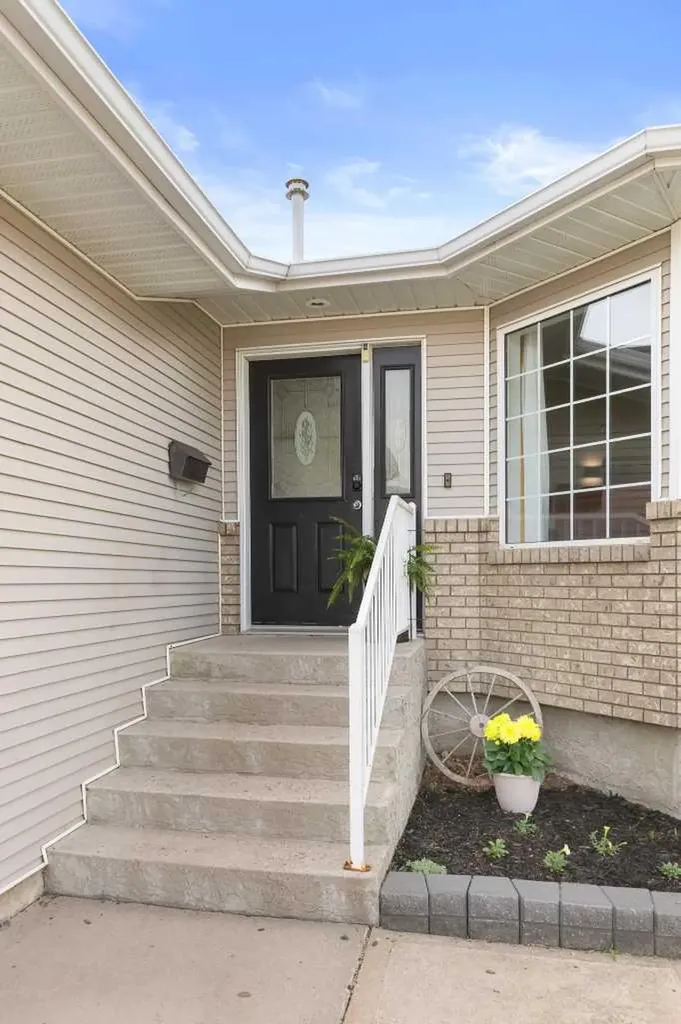 453 Stark Way SE Medicine Hat AB T1B4N1
