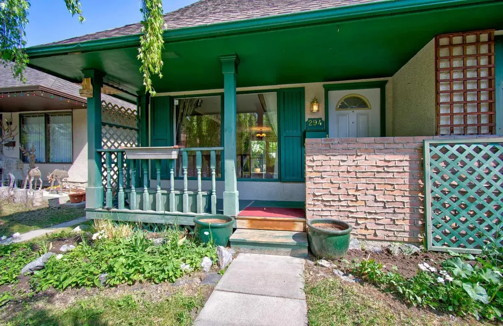 294 Southampton Drive SW Calgary AB T2W 0V8
