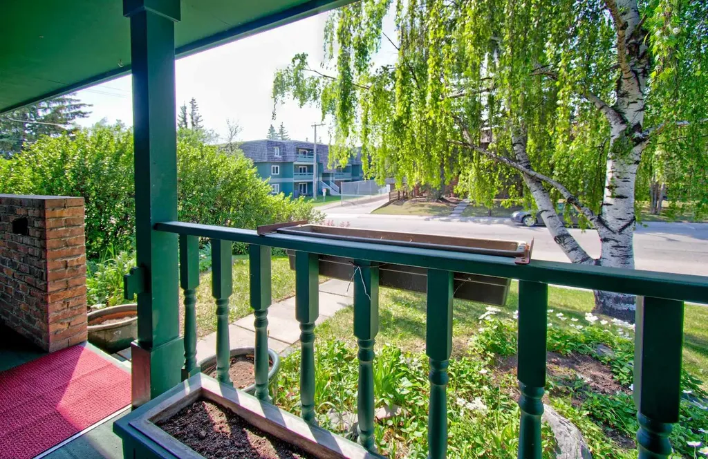 294 Southampton Drive SW Calgary AB T2W 0V8