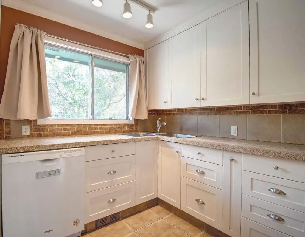 294 Southampton Drive SW Calgary AB T2W 0V8