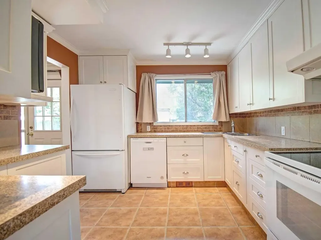 294 Southampton Drive SW Calgary AB T2W 0V8