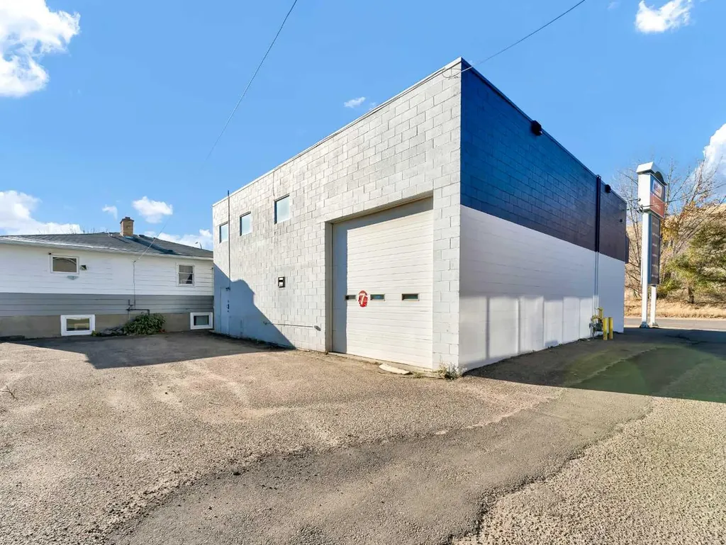 1137 & 1139 Kingsway Avenue SE Medicine Hat AB T1A2Y1