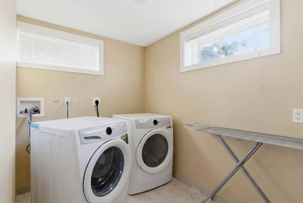 1211 Rosehill Drive NW Calgary AB T2K 1L9