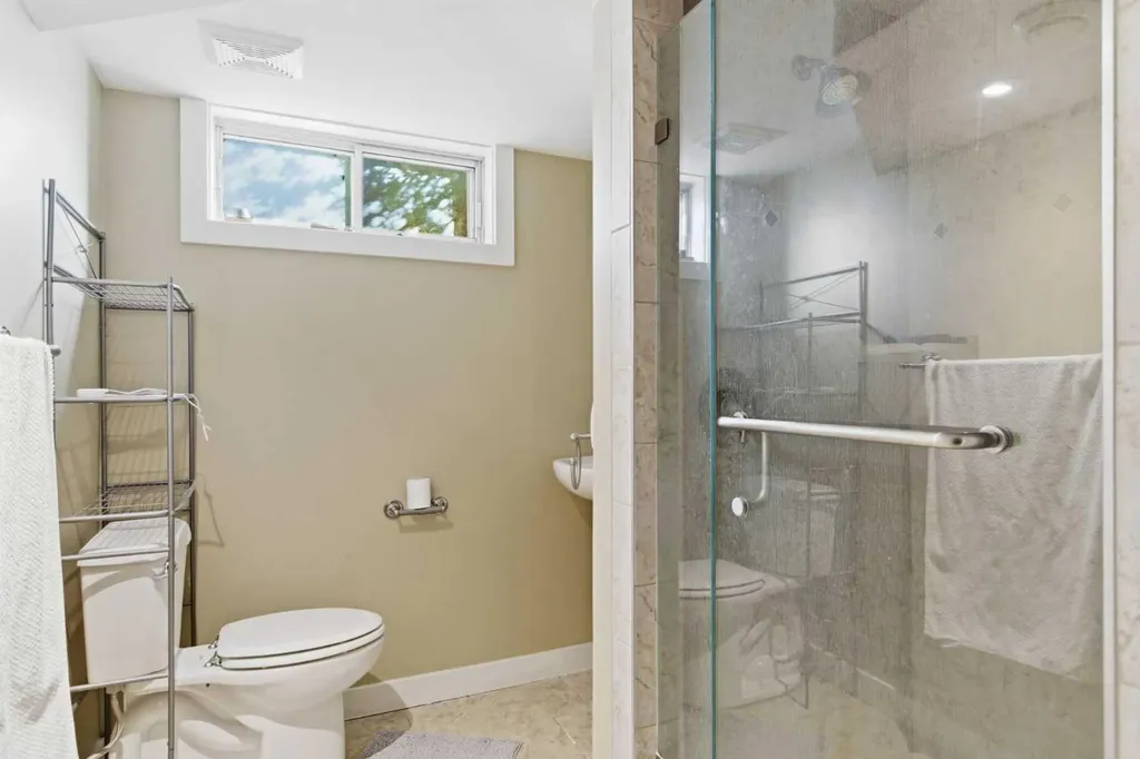 1211 Rosehill Drive NW Calgary AB T2K 1L9