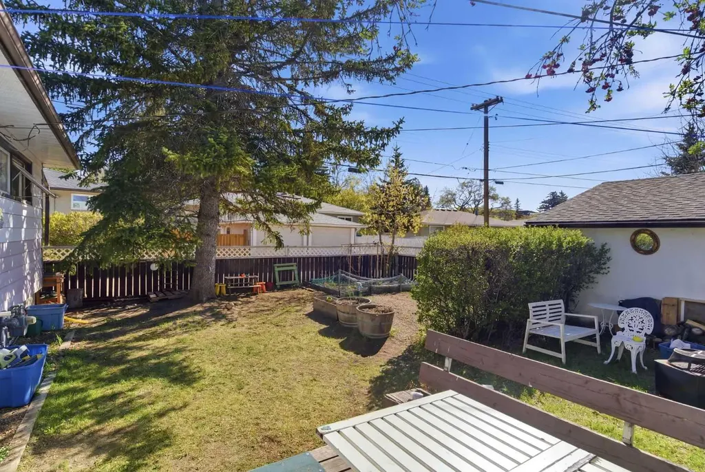 1211 Rosehill Drive NW Calgary AB T2K 1L9