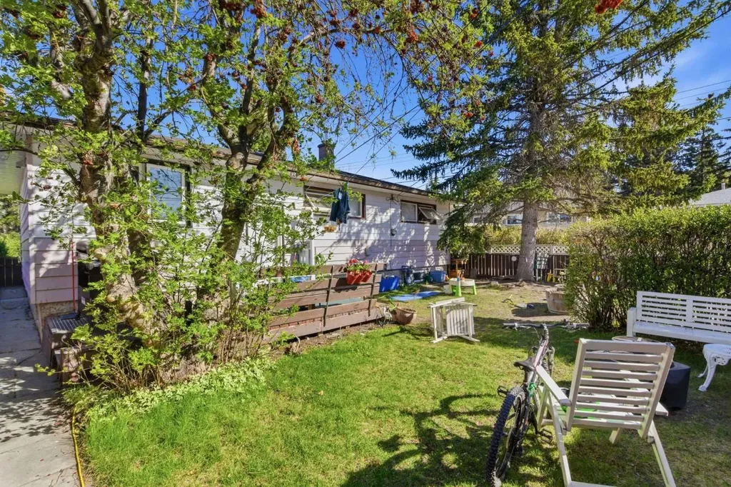 1211 Rosehill Drive NW Calgary AB T2K 1L9