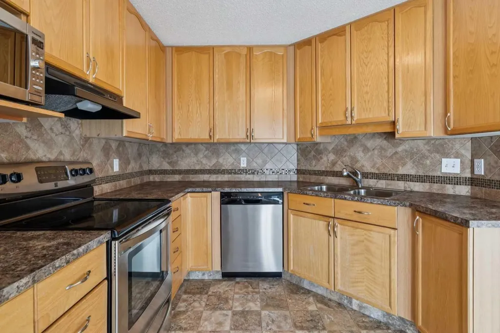 1213 Sienna Park Green SW Calgary AB T3H 3N7