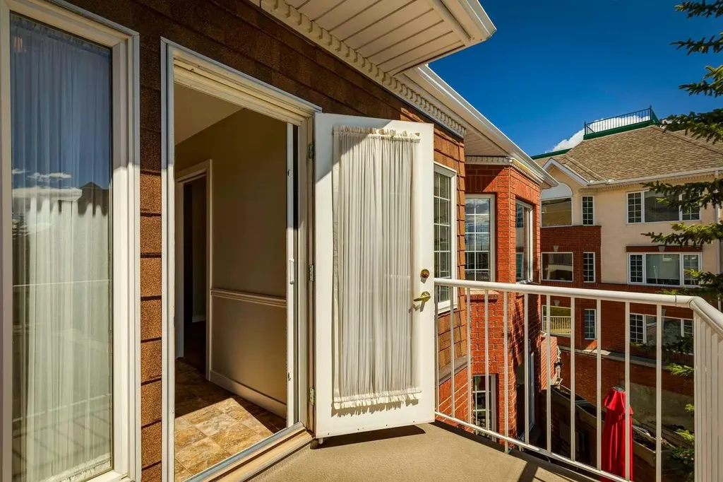 1213 Sienna Park Green SW Calgary AB T3H 3N7