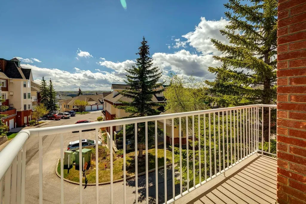 1213 Sienna Park Green SW Calgary AB T3H 3N7