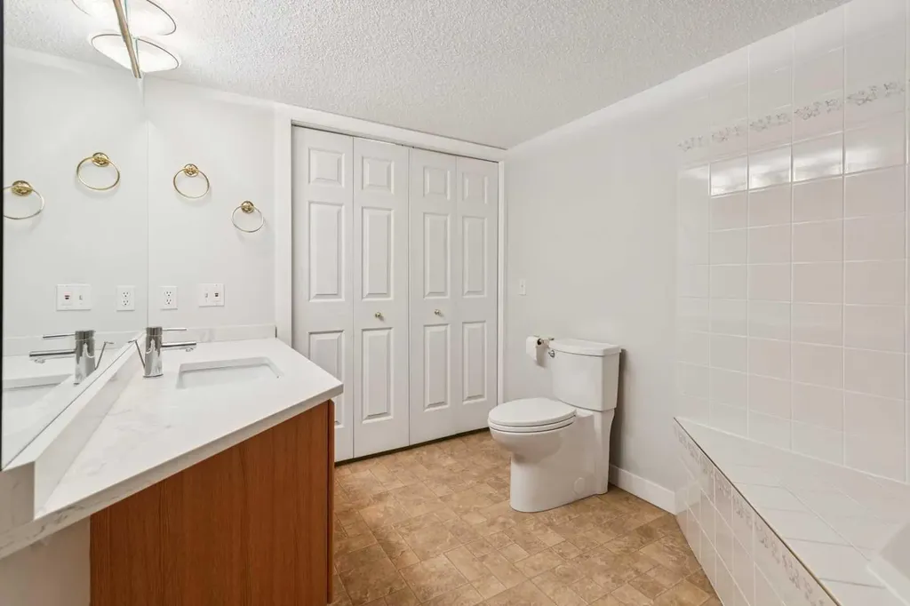 1213 Sienna Park Green SW Calgary AB T3H 3N7