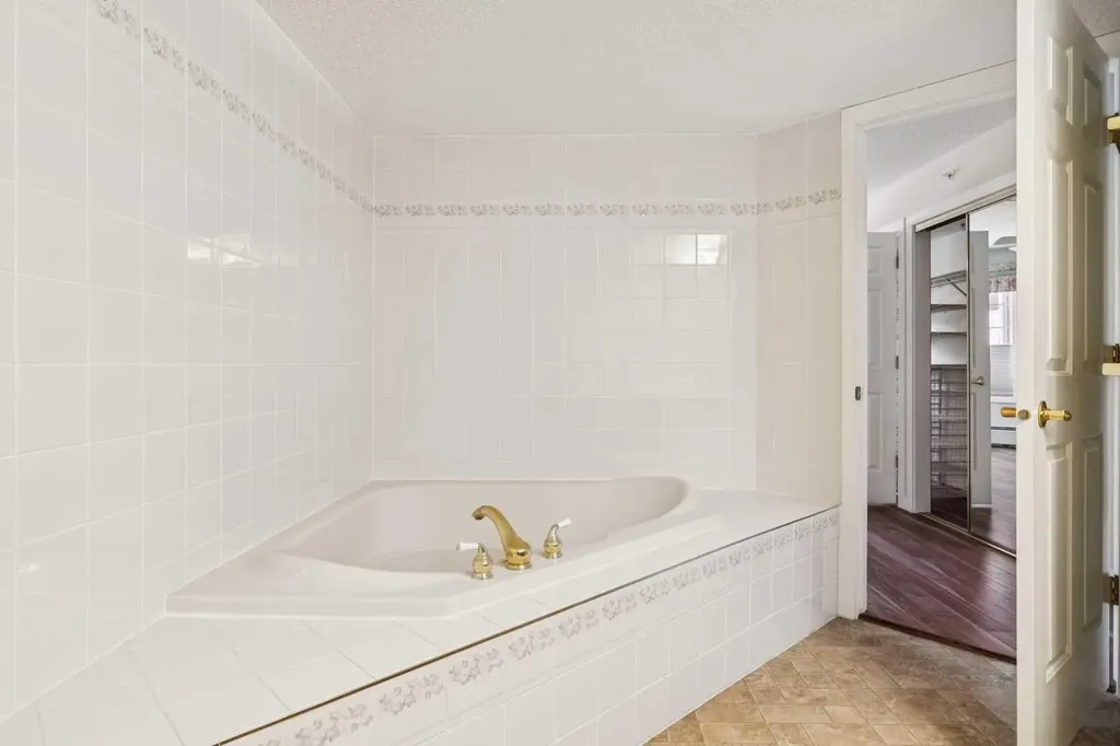 1213 Sienna Park Green SW Calgary AB T3H 3N7