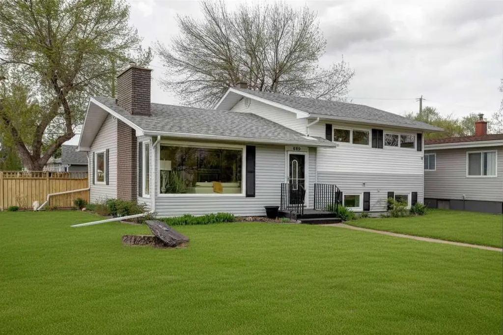 809 Riverside Drive E Drumheller AB T0J 0Y5