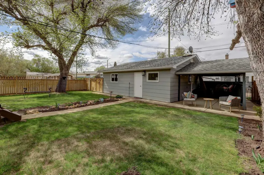 809 Riverside Drive E Drumheller AB T0J 0Y5