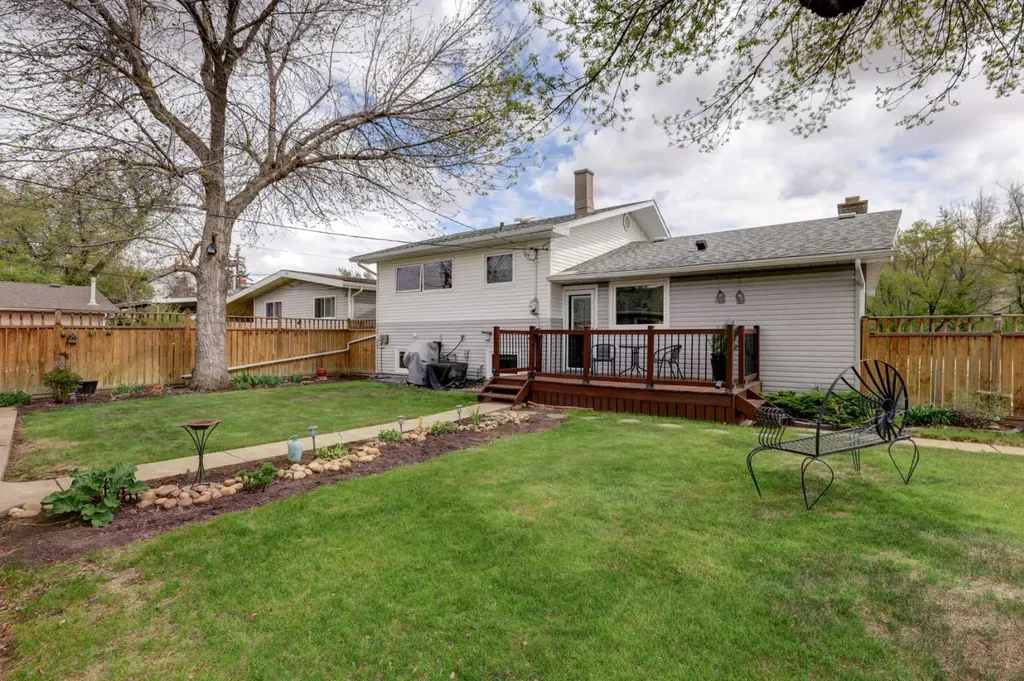 809 Riverside Drive E Drumheller AB T0J 0Y5