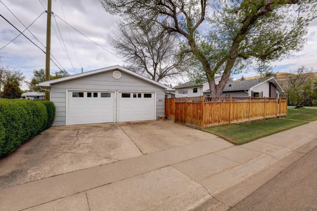 809 Riverside Drive E Drumheller AB T0J 0Y5