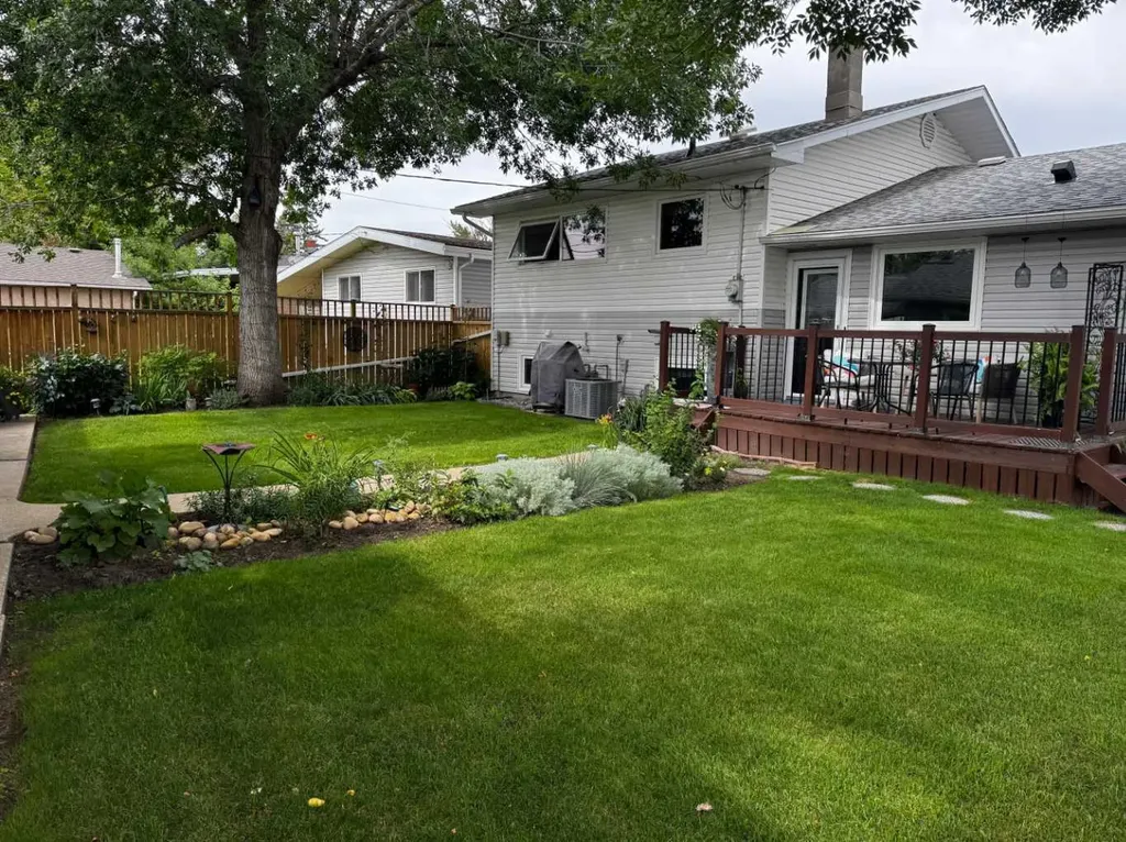 809 Riverside Drive E Drumheller AB T0J 0Y5