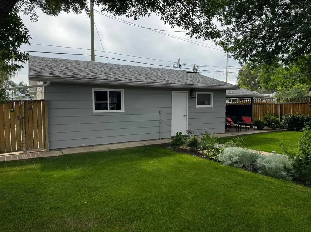 809 Riverside Drive E Drumheller AB T0J 0Y5