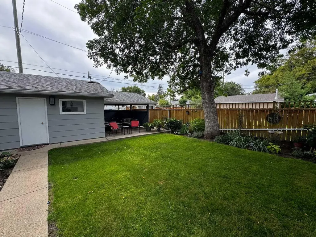 809 Riverside Drive E Drumheller AB T0J 0Y5