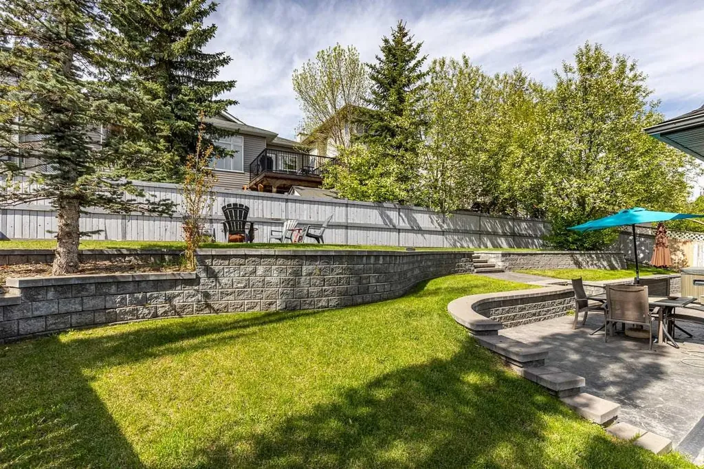 25 Panamount Green NW Calgary AB T3K 5R6