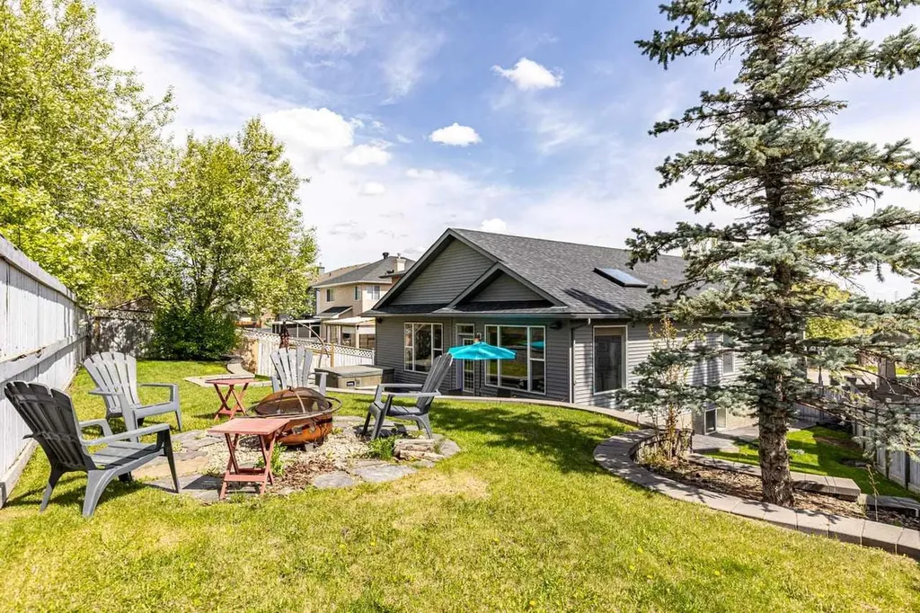 25 Panamount Green NW Calgary AB T3K 5R6