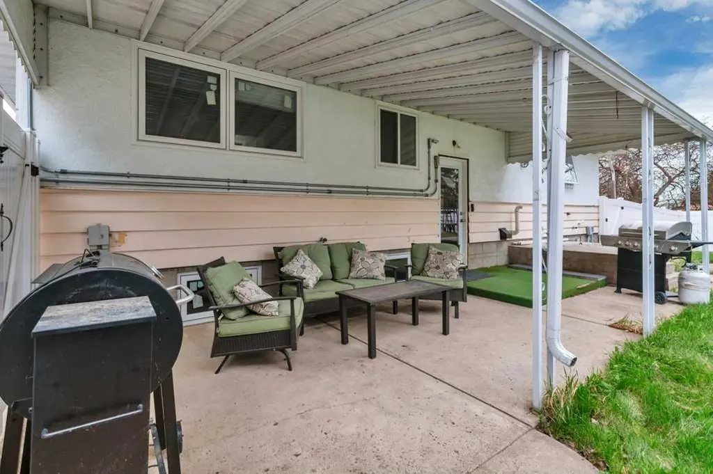 5606 58 Street Lacombe AB T4L 1R3