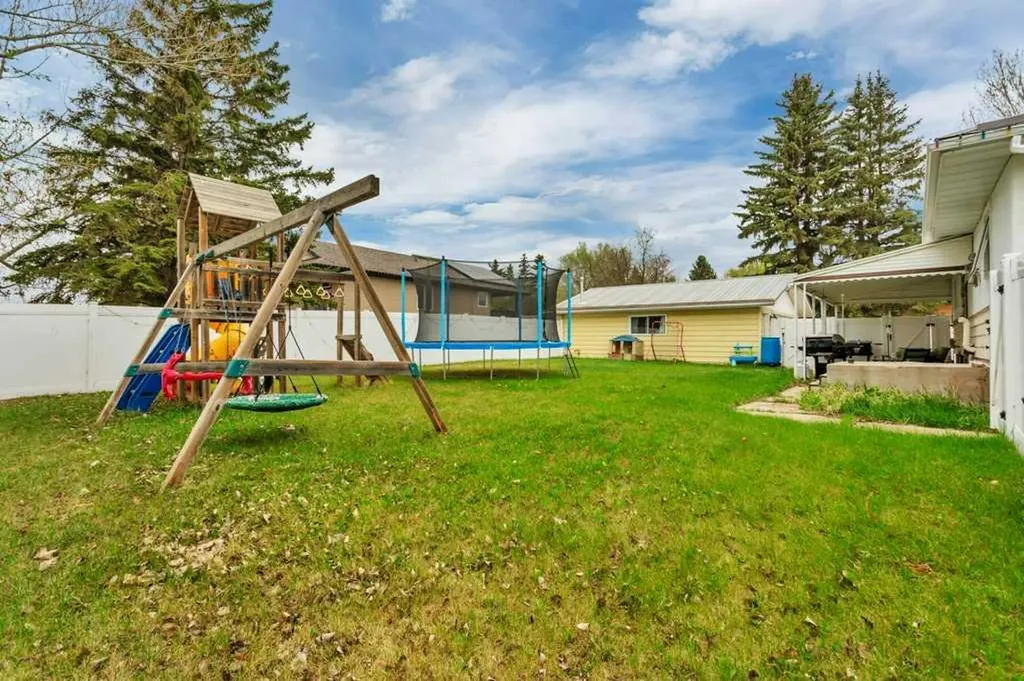 5606 58 Street Lacombe AB T4L 1R3