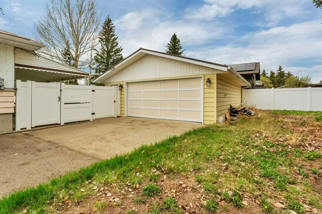 5606 58 Street Lacombe AB T4L 1R3