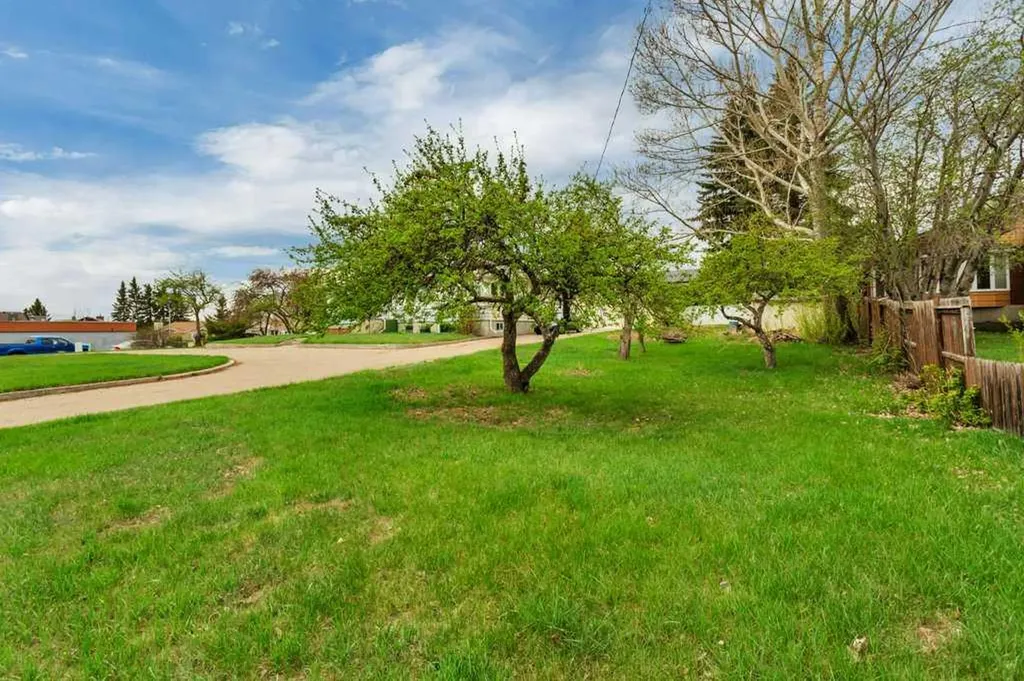 5606 58 Street Lacombe AB T4L 1R3