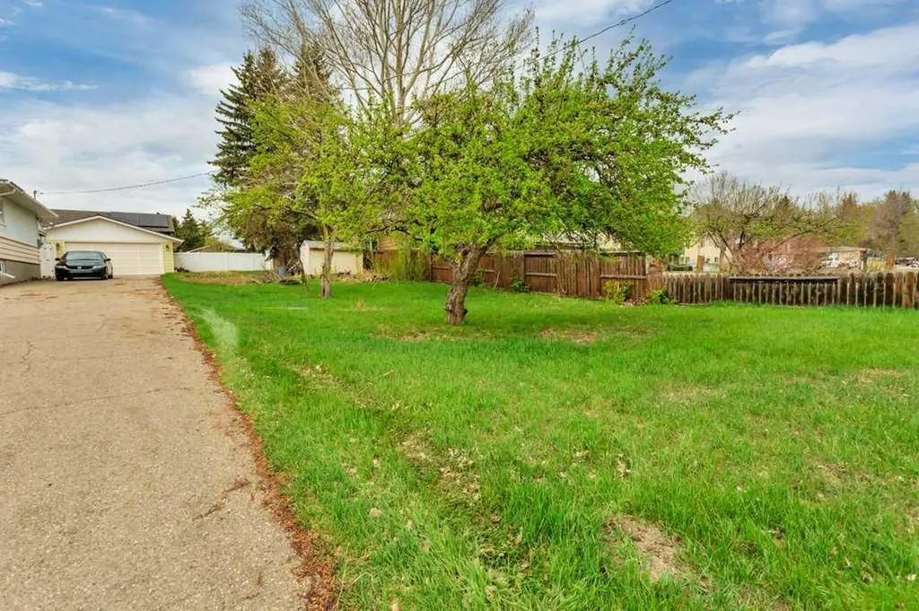 5606 58 Street Lacombe AB T4L 1R3