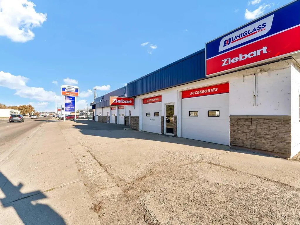 1137 & 1139 Kingsway Avenue SE Medicine Hat AB T1A2Y1