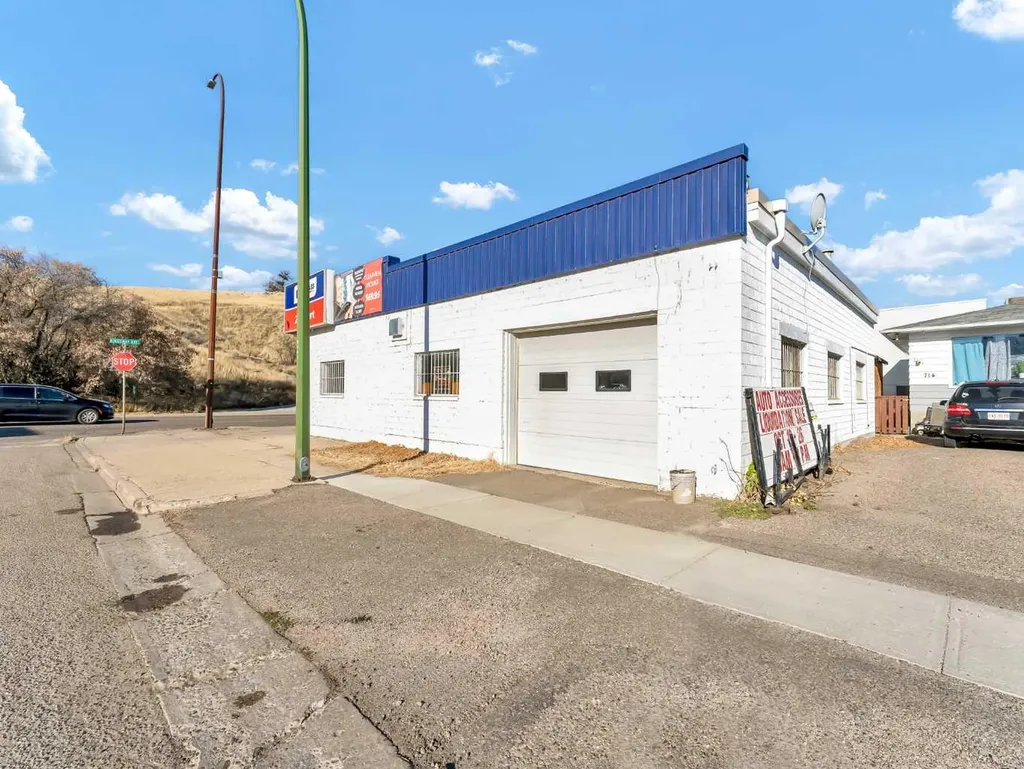 1137 & 1139 Kingsway Avenue SE Medicine Hat AB T1A2Y1