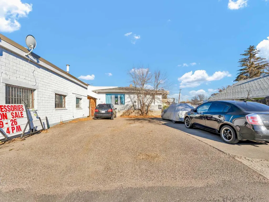 1137 & 1139 Kingsway Avenue SE Medicine Hat AB T1A2Y1