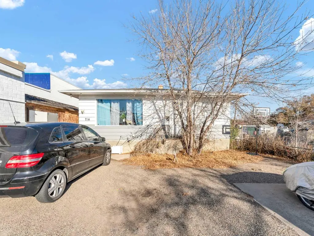 1137 & 1139 Kingsway Avenue SE Medicine Hat AB T1A2Y1