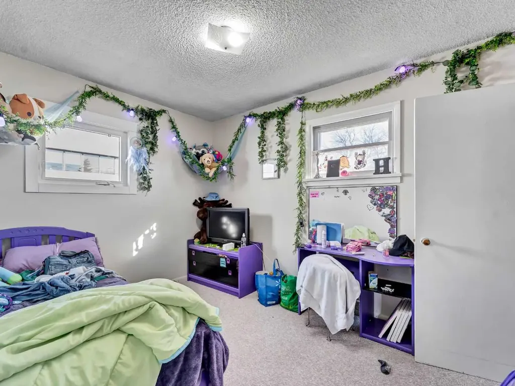 1137 & 1139 Kingsway Avenue SE Medicine Hat AB T1A2Y1