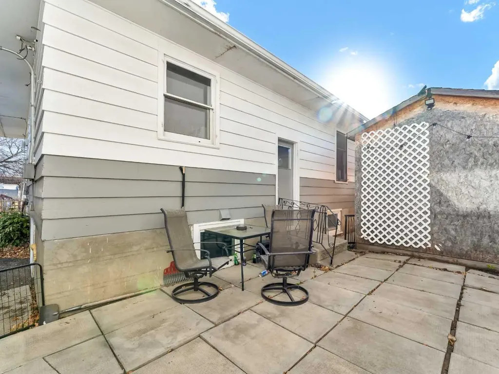 1137 & 1139 Kingsway Avenue SE Medicine Hat AB T1A2Y1