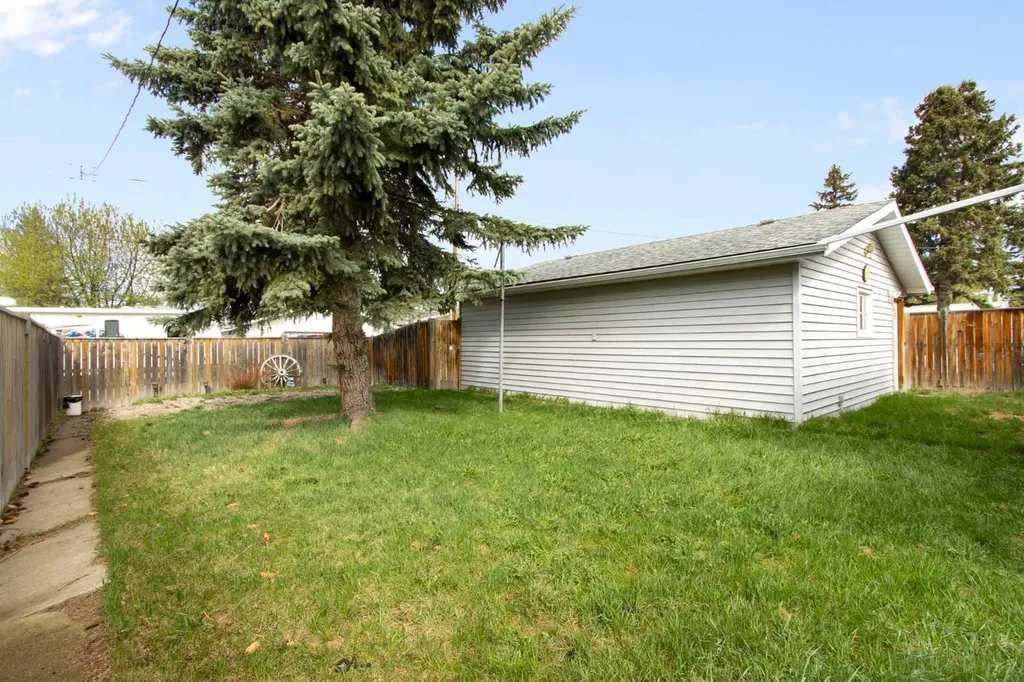 1622 Strathcona Street Crossfield AB T0M 0S0