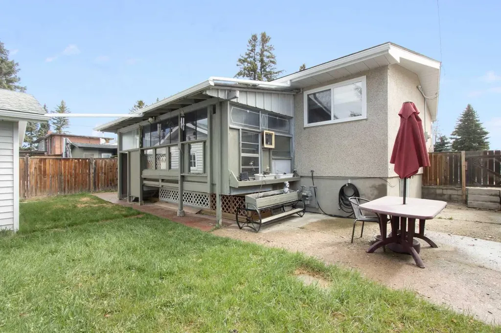 1622 Strathcona Street Crossfield AB T0M 0S0