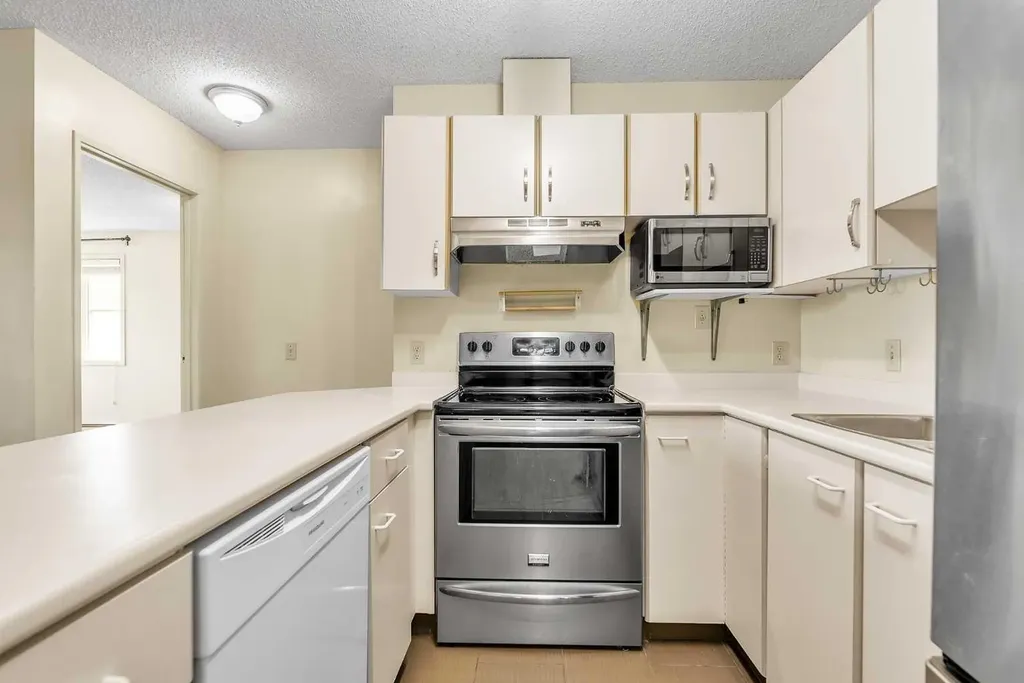 1332 Edenwold Heights NW Calgary AB T3A 3T5