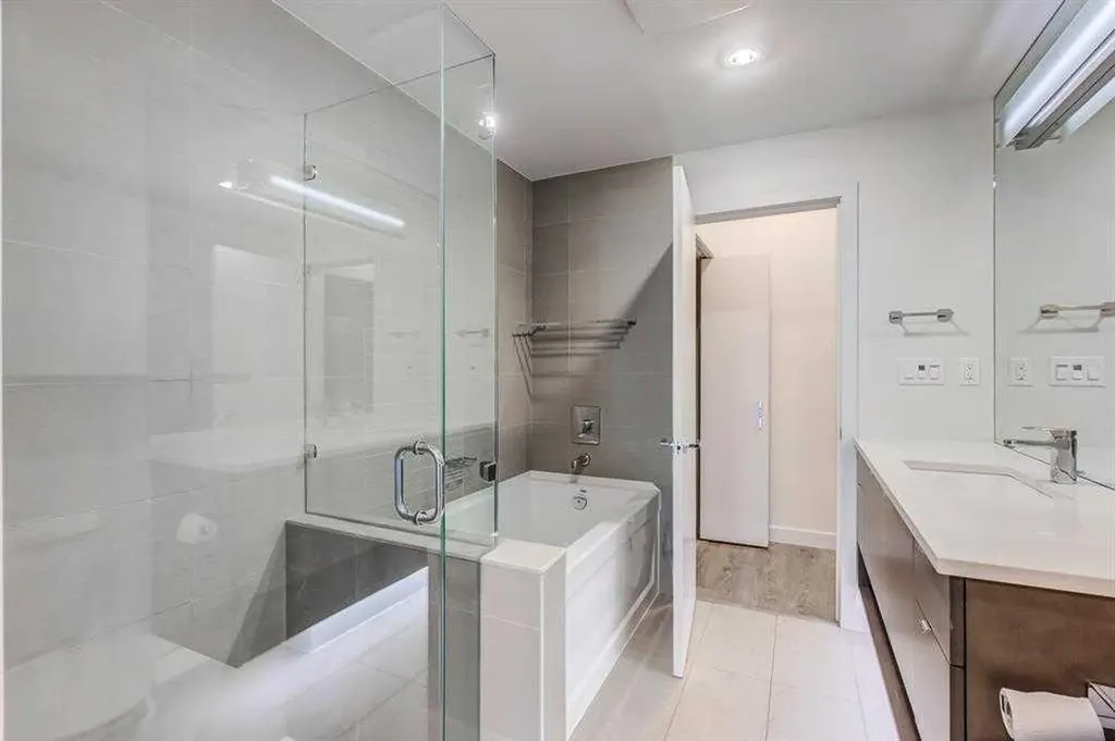 323 20 Avenue SW Calgary AB T2S 2G5