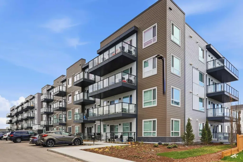 33 Carringham Gate NW Calgary AB T3P 2H6