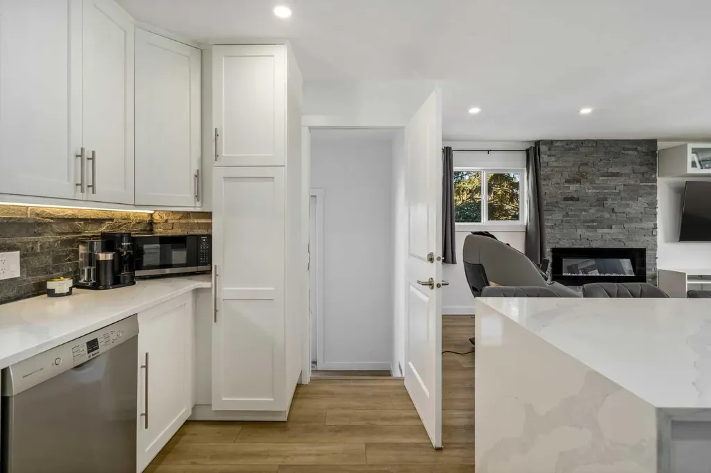 119 Silvercreek Close NW Calgary AB T3B 4G2